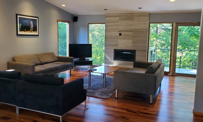 Bonny Slope Haus | Haskell Treehouse is family-friendly in a quiet area close to downtown Portland.