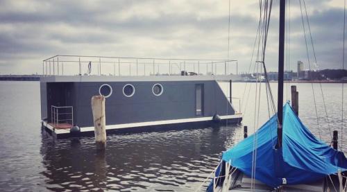 Luebeck Haus | Hausboot Aurora Lübeck mit großem Sonnendeck