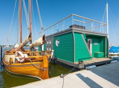 Barth Haus | Hausboot Smaragd mit großem Sonnendeck und inklusive Wäschepaketen