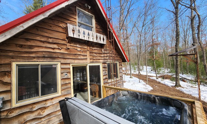 Paris Kabine | Hawkins Hideout Luxury Cabin, Wi-Fi, Hot Tub!