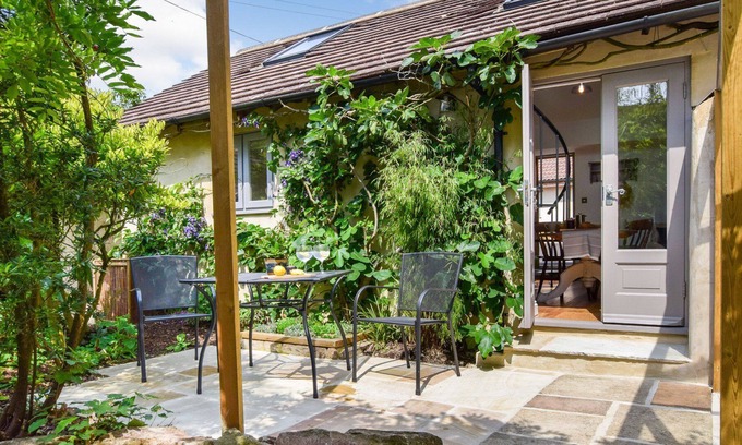 Ozleworth Hütte | Hayloft at Walnut Farm - sleeps 2 guests in 1 bedroom