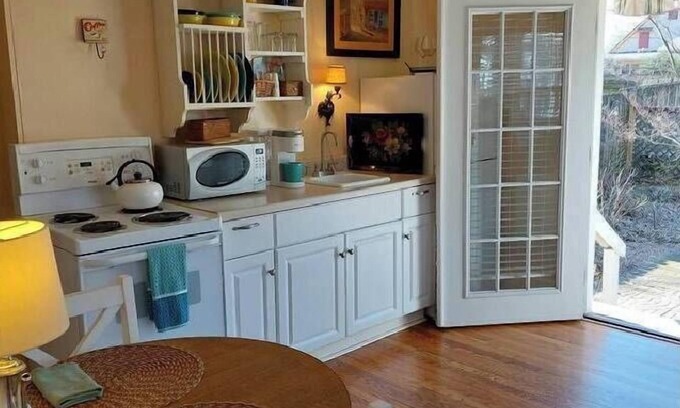 East of Broadway Hütte | Hayward Garden Cottage