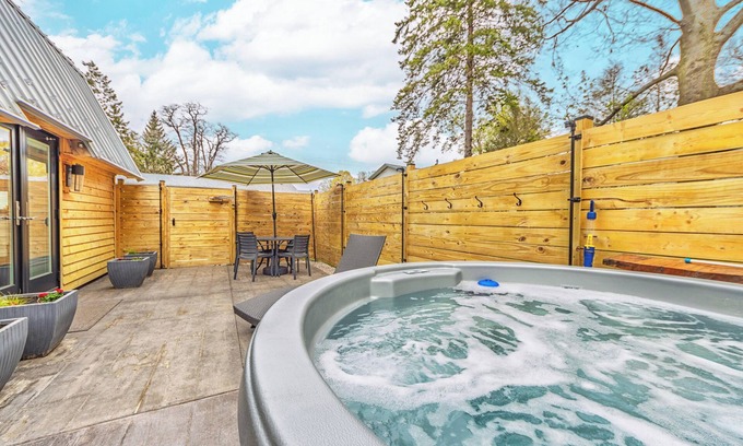 Douglas Haus | Hear the waves of Lake MI from Hot Tub - Perfect for a Cozy Getaway!