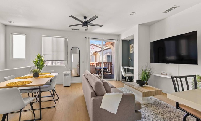 Carlsbad Haus | Heart of Carlsbad 2 bed 2 bath with Pool + Hot Tub