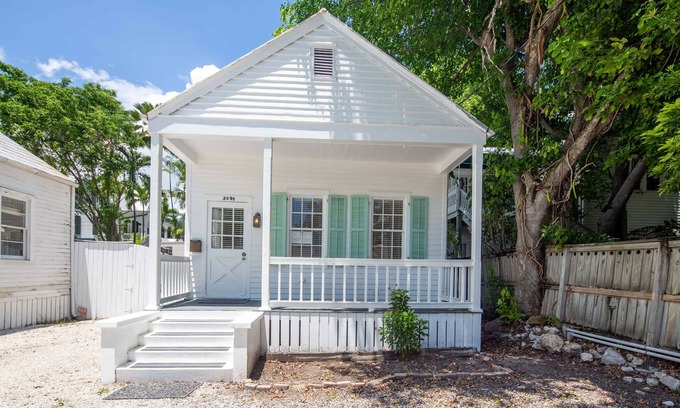 Historic Seaport Hütte | Heart of Downtown Key West Cottage With Off-Street Parking