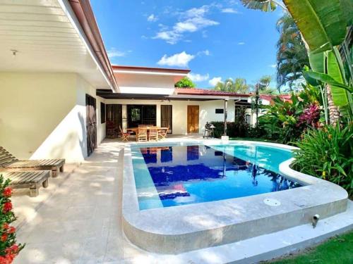 Barrio Ricos y Famosos Haus | Heart of Jaco- Luxury Villa with Pool