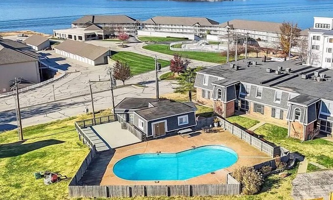 Osage Beach Eigentumswohnung | Heart of Osage Beach w the Best view of the lake down the main channel 4 miles