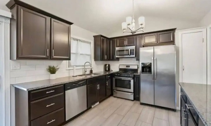 Lenexa Haus | Heart of Overland Park - 3BD - Backyard - BBQ with Netflix