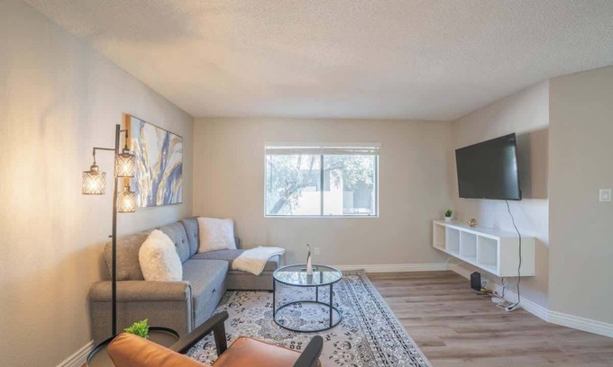 Cox Heights Wohnung | Heart of Scottsdale | Pool, Gym, Balcony, Parking