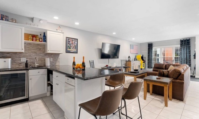 Telegraph Hill Haus | Heart of Southie - Hot Tub + Walk to Top Bars