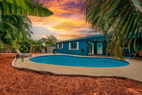 Walsingham Haus | Heated Pool - 8 min to beach - King Beds