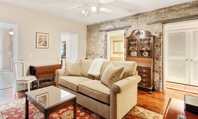 Savannah Victorian District Wohnung | Wunderschön renovierte Gartenwohnung in toller Lage in der Nähe des Forsyth Parks