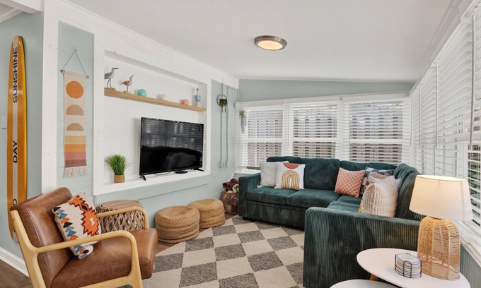 Savannah Beach Hütte | Heated Pool Access! Perfect Location to Walk to Beach & Restaurants | By Southern Belle Tybee