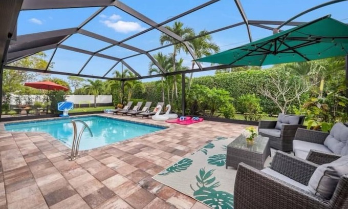 Palm River Estates Haus | Heated Pool, Arcade, <10 min Beach ~ 25 min to RSW