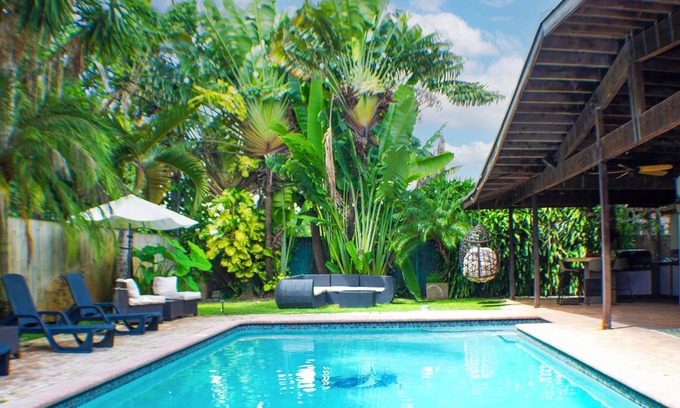 Ludlam Haus | Heated pool, King beds, full outdoor kitchen, gate, blocks from highway exit.