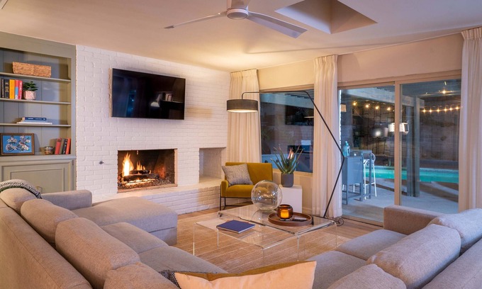 Albuquerque Haus | Heated pool open year round, Sleeps 14, 5 Bedroom/9 beds, Hot Tub, BBQ, BB court