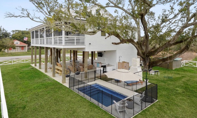 Waveland Resort | Heated Pool, Steps to Beach, Stylish Interior, Amenities Galore!