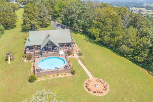 Dunlap Haus | Heaven’s View Lodge, Pool, Pet Friendly