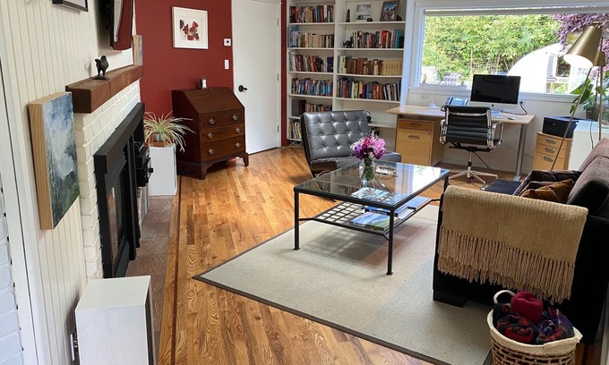 Ganges Haus | Hedgerow Cottage B & B just steps from Ganges Village waterfront