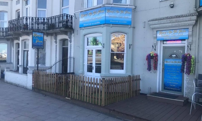 Great Yarmouth Bed & Breakfast | Henry's On The Prom