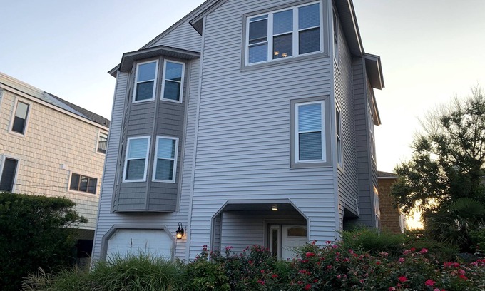 Croatan Beach Haus | Herons and Egrets by the Sea-2 min walk to CROATAN BEACH