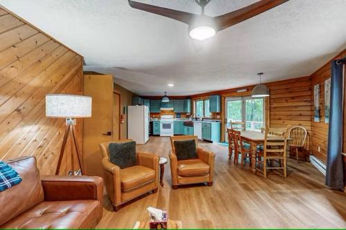 Swanton Haus | Hexagonal log cabin in woods