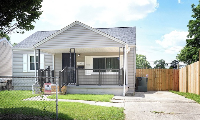 Columbus Haus | Hiawatha Hideaway - Darling 2 BR w/Private Backyard