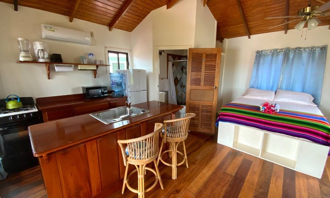 Hopkins Wohnung | Hibiscus Cabana - A cozy studio with AC and WiFi in welcoming Hopkins Village