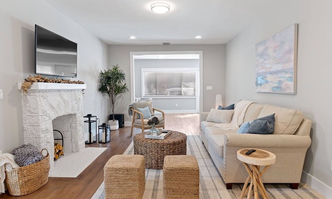 Parrot Cove Haus | Hibiscus House 2/2 walking distance to the beach and Lake Ave