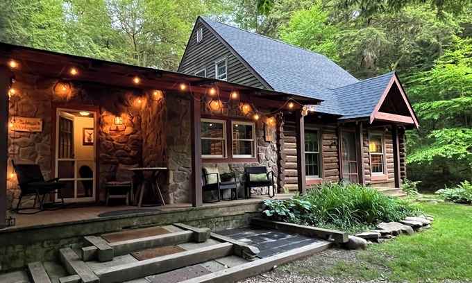 Tylersburg Kabine | Hickory Creek Haven-Creekside Log Cabin-Allegheny National Forest Pet Friendly!