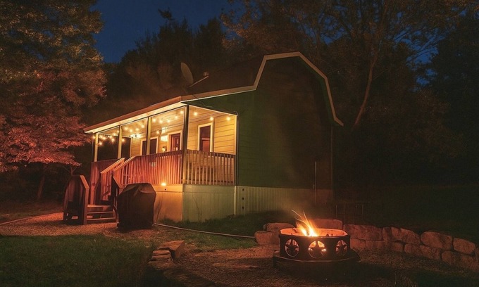 Kimbolton Kabine | Hidden Cabin with covered porch & fire pit! Minutes to Salt Fork.