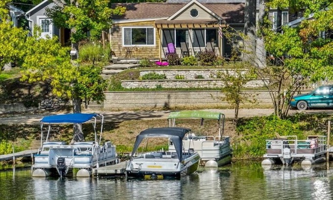 Brighton Kabine | Hidden Gem on the Shoren20 Mi from U of M Football!