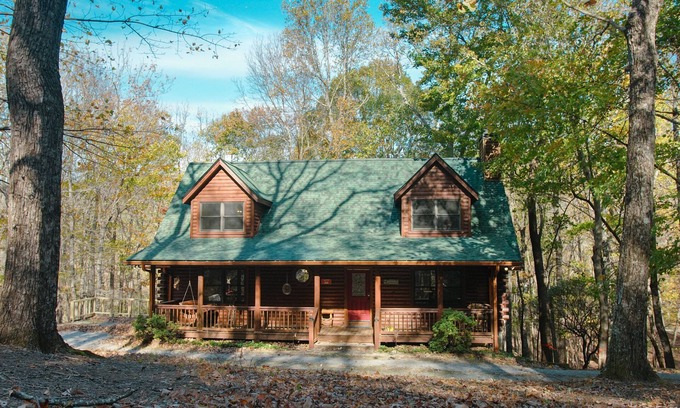 Tate Kabine | Hidden Honey Hole Cabin: 4 BEDROOM, POOLS, TENNIS/PICKLEBALL, HIKING, LAKE AREA