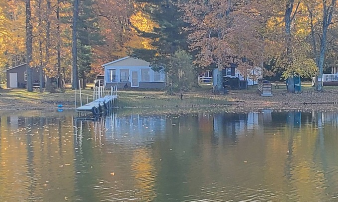 Kendall Hütte | Hide-a-way at Swan Lake: fishing, relaxing, and dog friendly.