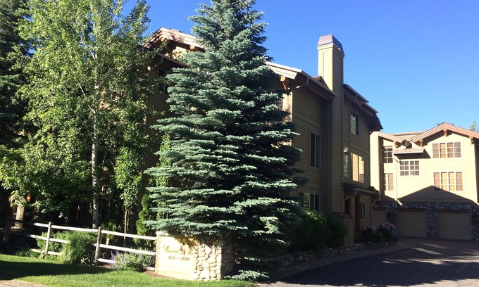 Ketchum Eigentumswohnung | High-End-Eigentumswohnung im Herzen von Sun Valley - zu Fuß zum Skifahren, Stadt, Biking + Golf