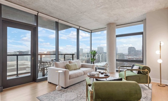 West Loop Wohnung | West Loop High-End 2BR: Walkable, City Views