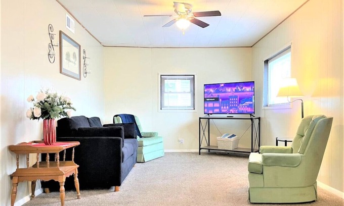 Van Wert Haus | High - Family Neighborhood, Pet Friendly