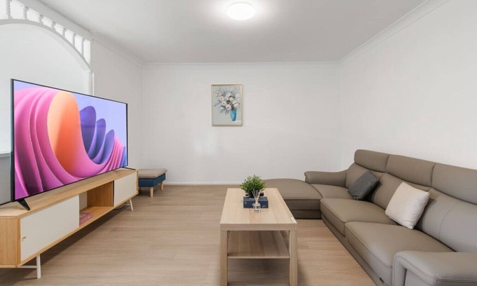 Macgregor Haus | High-Value 4Beds | Workspace | Near Mall & Highway