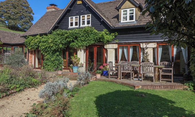 Painswick Hütte | HIGHGROVE BARN, pet friendly, character holiday cottage in Painswick