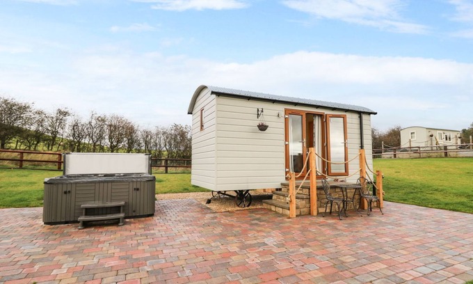 Rhayader Hütte | Highland View - a shepherds hut that sleeps 2 guests in 1 bedroom