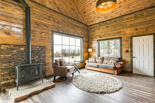 Del Norte Haus | Hike, Hunt and Unwind Mtn-View Cabin in Del Norte!
