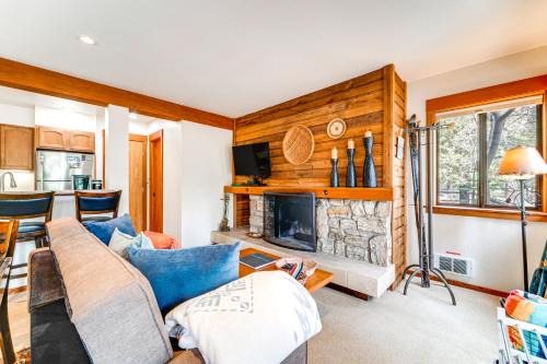 Tahoe Woods Wohnung | Hike, Sled and Ski! Cozy Tahoe City Condo with Hot Tub