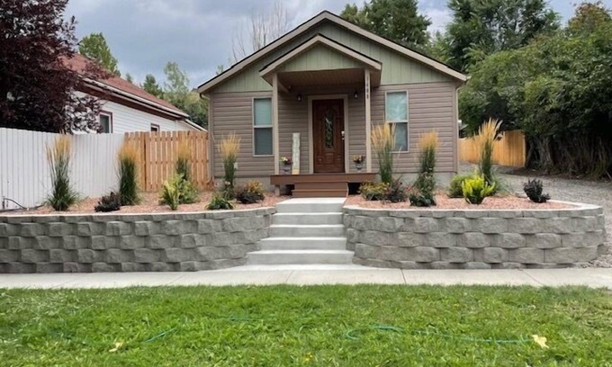 Cody Haus | Hillside Cottage, located within walking distance to downtown Cody!