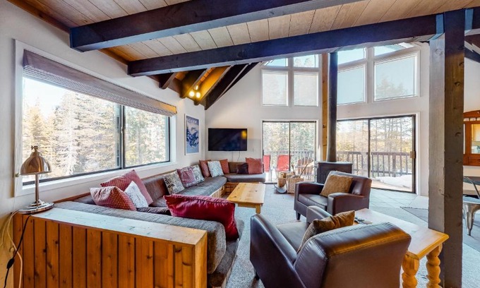 Serene Lakes Haus | Hillside Haven