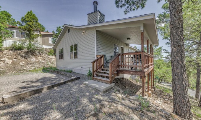 Ruidoso Haus | Hillside Haven with Deck Less Than 2 Miles to Dwtn Ruidoso!