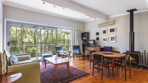 Pearl Beach Haus | Hillside Hideaway - Wifi & Pet Friendly