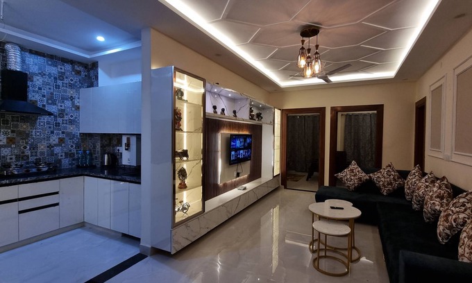 Bullawala Wohnung | Hillside nest 2 BHK apartment with a hill and mussoorie view.