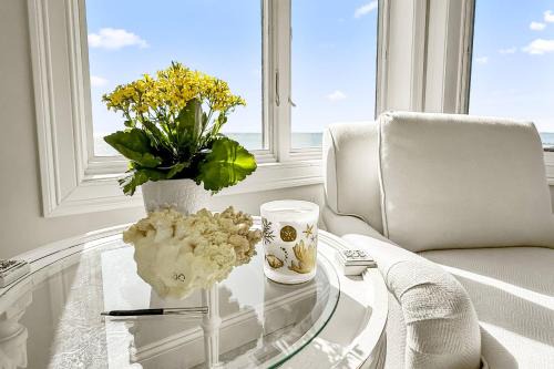 Milford Haus | Hillside's Setting Sun Waterfront Retreat