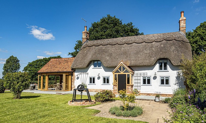 Wimborne Hütte | Hilltop Cottage - a thatched cottage that sleeps up to 4 guests in 2 bedrooms