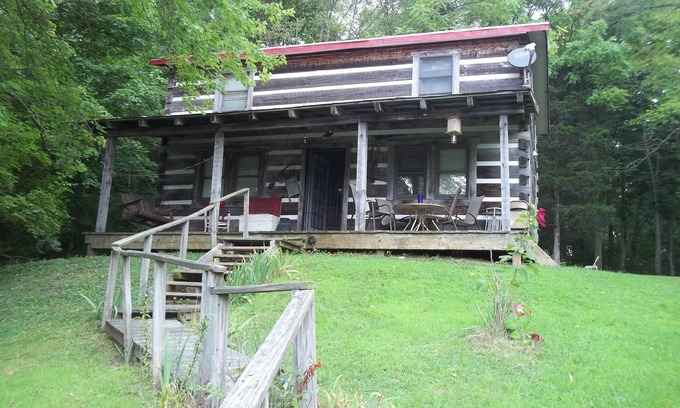 Richmond Kabine | Hilltop Hide a Way Log Home .......................................